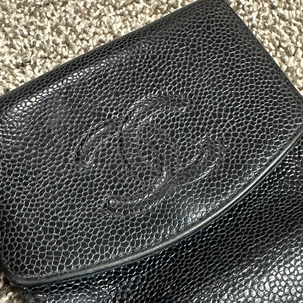 CHANEL AUTHENTIC Black Caviar Leather Card Holder with Embossed CC - Picture 12 of 16